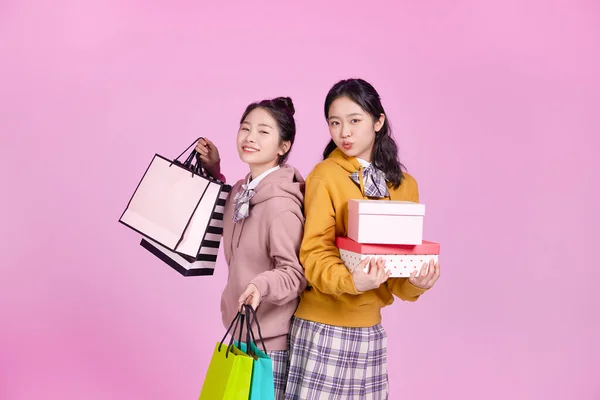 Mz一代亚裔韩国女性嬉皮士影响者 创作者概念 手持购物袋和礼品盒 — 图库照片