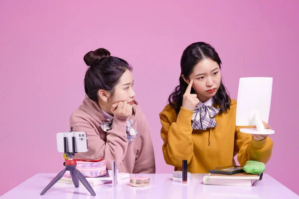 Mz中国英语学习网亚裔韩国女性嬉皮士对皮肤的影响 创作者的概念 谁在担心皮肤 — 图库照片
