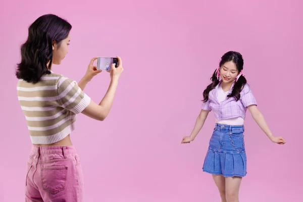 Mz世代アジア系韓国人女性のヒップスターインフルエンサー クリエイターのコンセプト 短いフォームビデオコンテンツの作成 — ストック写真