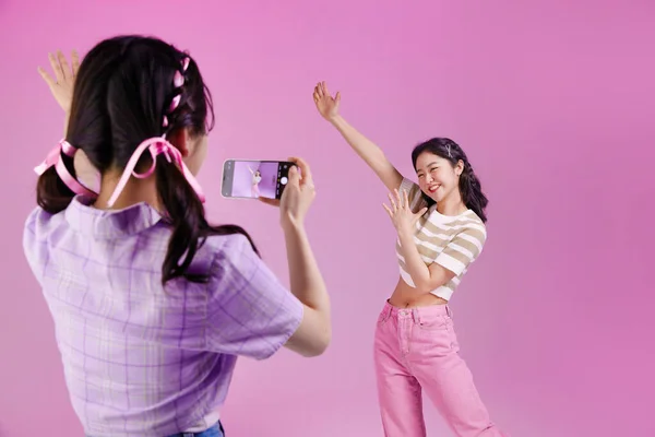 Mz一代亚裔韩国女性嬉皮士影响者 创作者概念 创作简短视频内容 — 图库照片