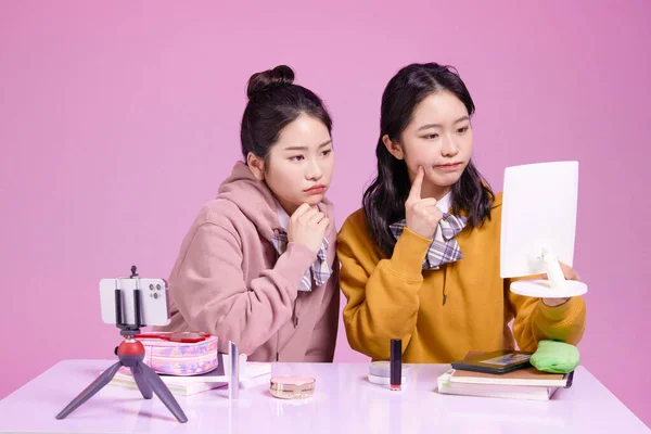 Mz中国英语学习网亚裔韩国女性嬉皮士对皮肤的影响 创作者的概念 谁在担心皮肤 — 图库照片