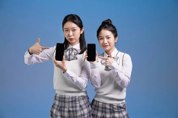 Generation Asiatiska Koreanska Kvinnliga Hipster Influencer Skapare Koncept Hålla Smartphones — Stockfoto