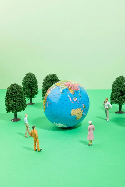 Proteger Conceito Terra Meio Ambiente Globo Pessoas Miniatura Madeira — Fotografia de Stock