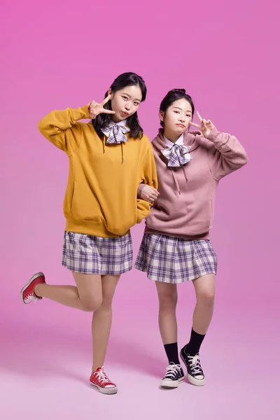 Schattig Koreaans Aziatisch Meisjes Met Vinger Kaas Pose — Stockfoto