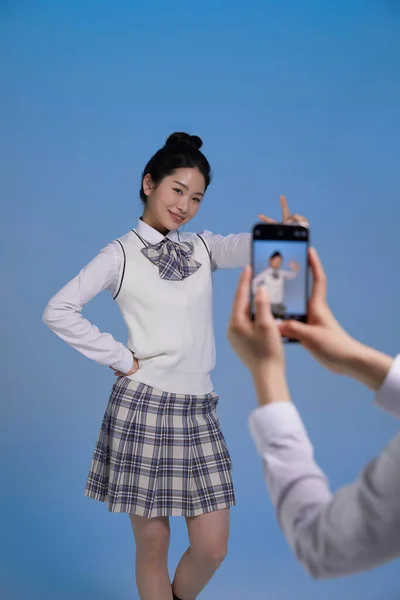 Mz一代亚裔韩国女性嬉皮士影响者 创作者概念 创作简短视频内容 — 图库照片