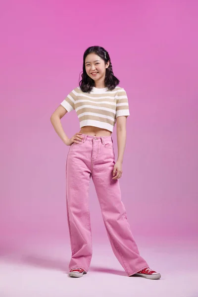 Mz一代亚裔韩国女性嬉皮士 自信的姿势 — 图库照片