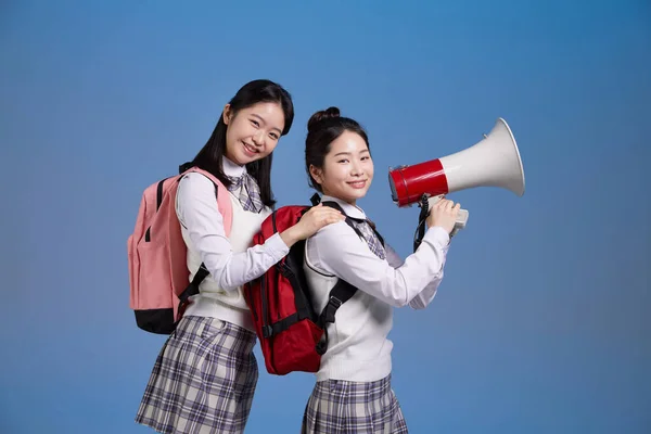 Mz世代アジア系韓国人女性ヒップスターインフルエンサークリエイターのコンセプト スピーカーを持つ — ストック写真