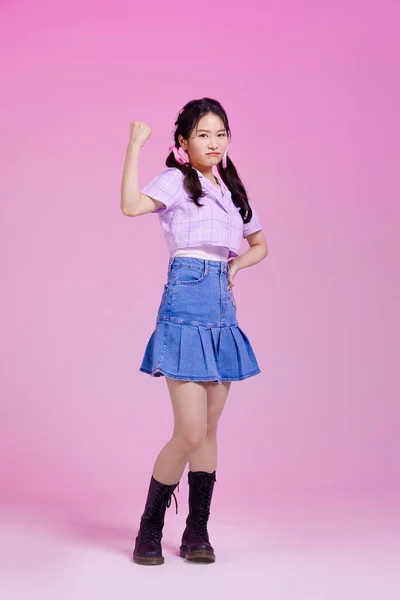 Корейська Дівчина Азіатського Покоління Упевненій Позі — стокове фото