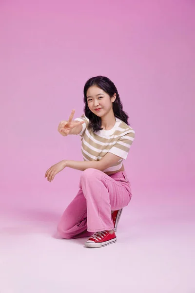Generatie Aziatisch Koreaans Meisje Zelfverzekerde Pose — Stockfoto