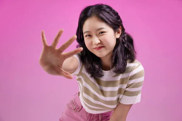 Mz一代 快乐的亚裔韩国女孩欢迎 — 图库照片