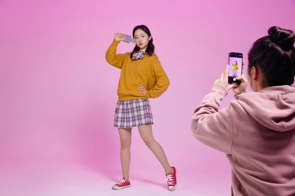 Generation Asiatiska Koreanska Kvinnliga Hipster Influencer Skapare Koncept Skapa Kort — Stockfoto