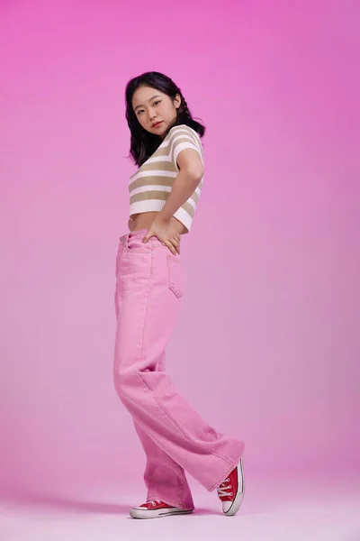 Корейська Дівчина Азіатського Покоління Упевненій Позі — стокове фото