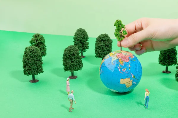 Захистити Концепцію Землі Навколишнього Середовища Глобус Люди Лісова Мініатюра — стокове фото