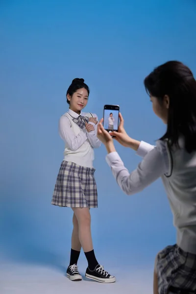 Поколение Азиатская Корейская Женщина Хипстер Создатель Концепции Создание Короткоформатного Видеоконтента — стоковое фото