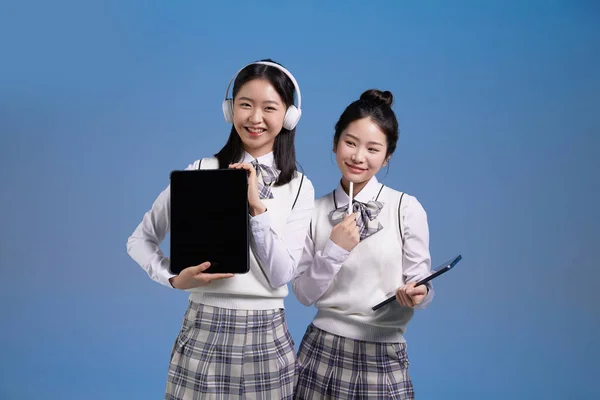 Mz世代アジア系韓国人女性のヒップスターインフルエンサー クリエイターの概念 タブレットPcを保持 — ストック写真