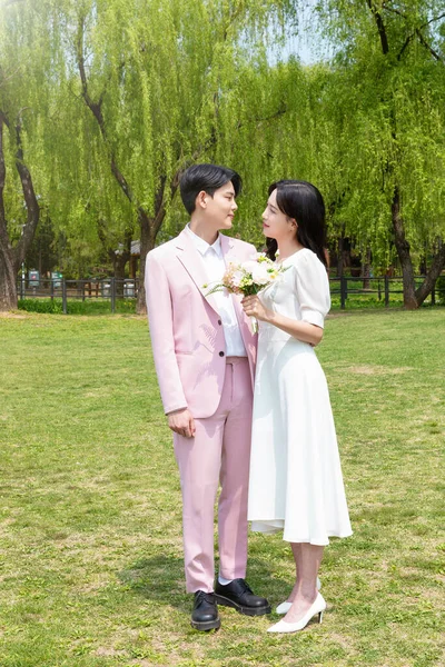 Beautiful Asian Couple Wedding Photoshoot Park — Fotografia de Stock