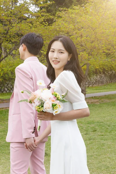 Beautiful Asian Couple Wedding Photoshoot Park — 스톡 사진