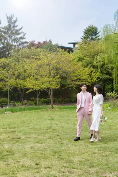 Hermosa Pareja Asiática Sesión Fotos Boda Parque —  Fotos de Stock