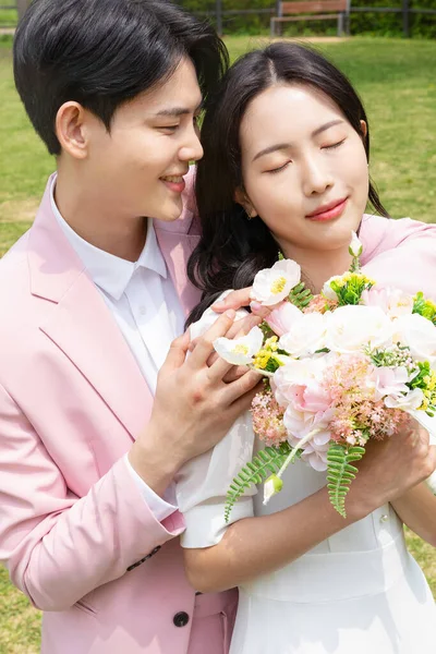Beautiful Asian Couple Wedding Photoshoot Park —  Fotos de Stock