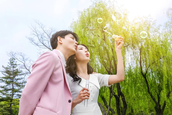 Beautiful Asian Couple Wedding Photoshoot Park — ストック写真