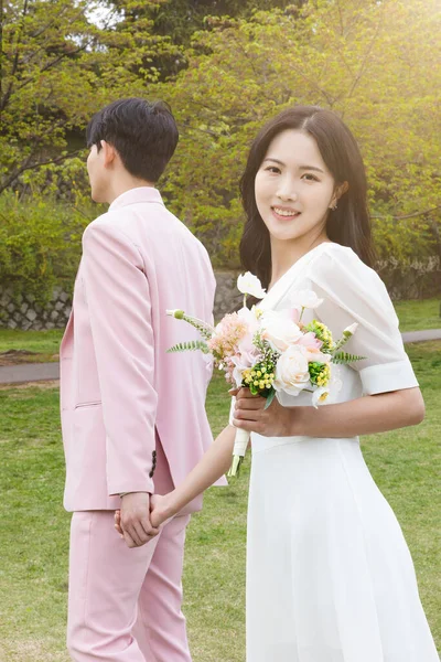 Beautiful Asian Couple Wedding Photoshoot Park — 스톡 사진