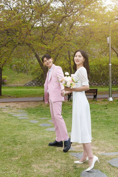 Beautiful Asian Couple Wedding Photoshoot Park — ストック写真
