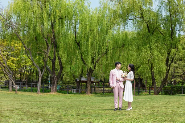 Beautiful Asian Couple Wedding Photoshoot Park — Zdjęcie stockowe