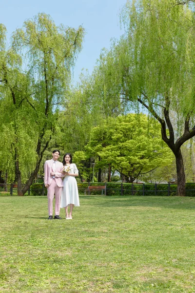 Beautiful Asian Couple Wedding Photoshoot Park — Zdjęcie stockowe