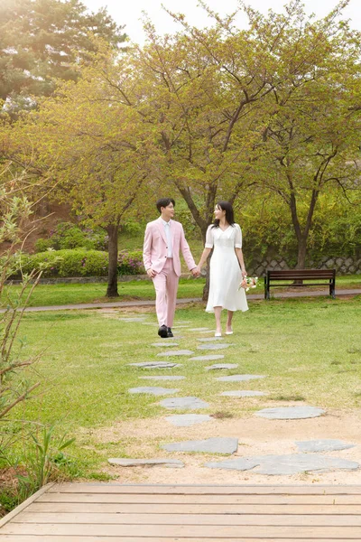 Красивая Азиатская Пара Свадебной Фотосессии Парке — стоковое фото