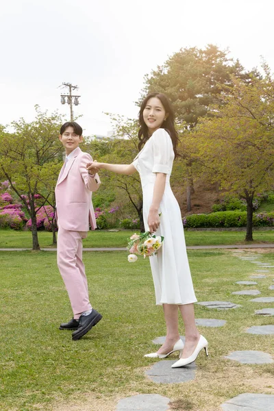 Beautiful Asian Couple Wedding Photoshoot Park —  Fotos de Stock