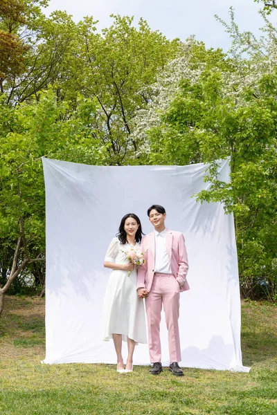 공원에서 결혼식 사진을 아름다운 아시아인 — 스톡 사진