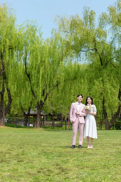 Красивая Азиатская Пара Свадебной Фотосессии Парке — стоковое фото