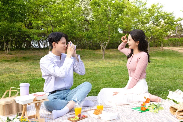 Asian Korean Couple Enjoying Spring Picnic_Taking Selfie — 스톡 사진