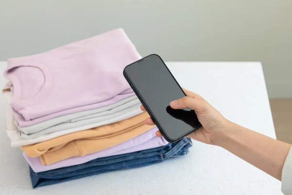 Aesthetic Laundry Service Concept Folded Laundry Smartphone App — Stock Fotó