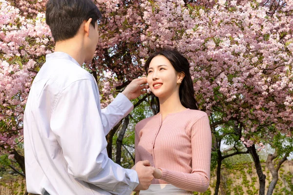 Korean Asian Couple Enjoying Spring Date_Happy Vibe — ストック写真