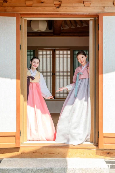 Experience Hanok Korean Traditional House_Korean Young Woman Inviting Hand Motion — стоковое фото