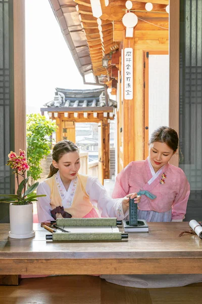 Korean Caucasian Girls Experiencing Traditional Calligraphy Hanok Korean Traditional House — стоковое фото