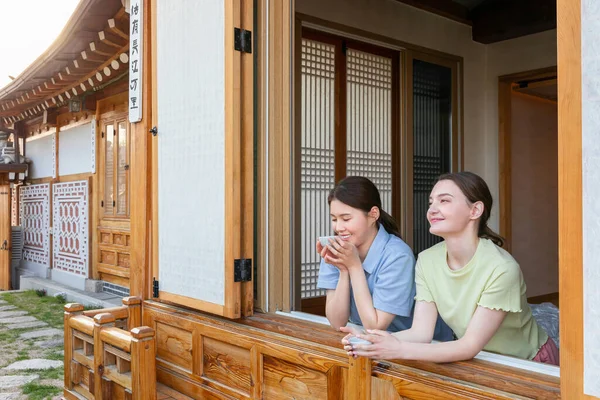 Experience Hanok Korean Traditional House_Korean Caucasian Girls Drinking Tea — ストック写真