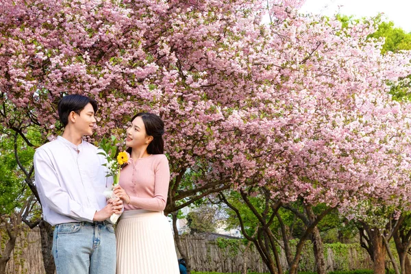 Korean Asian Couple Enjoying Spring Date_Holding Flowers — Stockfoto