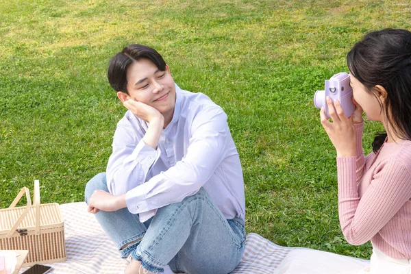 Asian Korean Couple Enjoying Spring Picnic_Taking Selfie — Stock Photo, Image