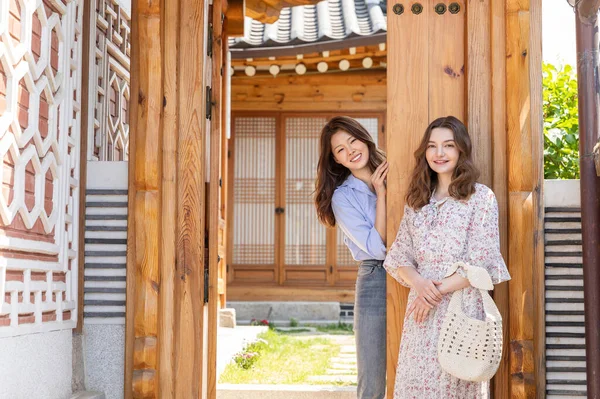 Experience Hanok Korean Traditional House_Korean Caucasian Girls Standing Door —  Fotos de Stock