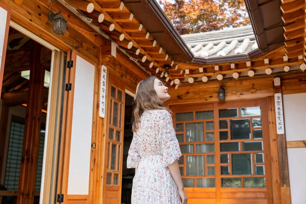 Experience Hanok Korean Traditional House_Caucasian Girl Looking — стоковое фото