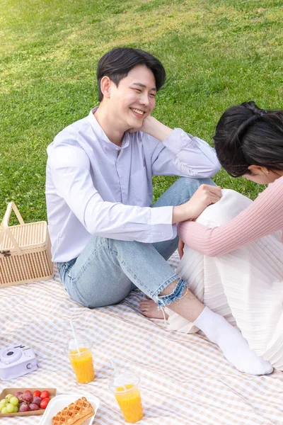 Asian Korean Couple Enjoying Spring Picnic — 스톡 사진