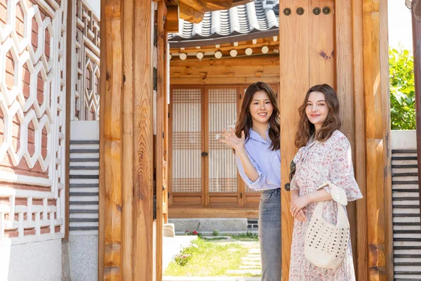 Experience Hanok Korean Traditional House_Korean Caucasian Girls Inviting — Stock Photo, Image