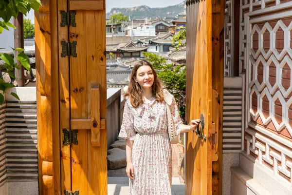 Experience Hanok Korean Traditional House_Visiting Caucasian Girl — Fotografia de Stock