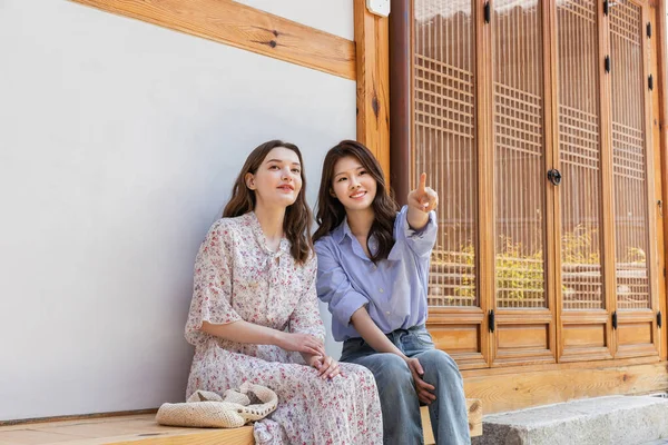 Experience Hanok Korean Traditional House_Korean Explaining Location Caucasian Girl — ストック写真