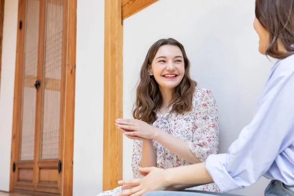 Experience Hanok Korean Traditional House_Korean Caucasian Girls Chatting — Fotografia de Stock