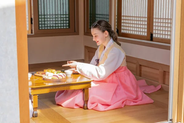 Korean Caucasian Girls Experiencing Traditional Tea Ceremony Hanok Korean Traditional —  Fotos de Stock