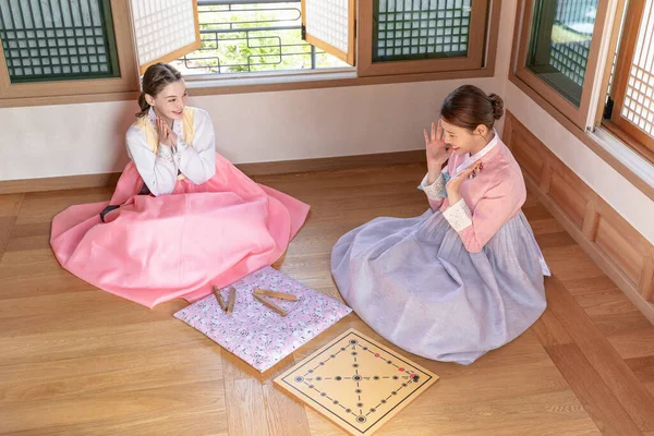 Korean Caucasian Girls Wearing Hanbok Playing Yut Korean Traditional Board — Zdjęcie stockowe