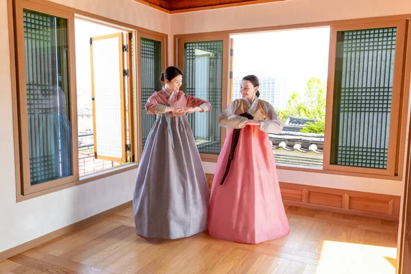 Experiencing Korean Traditions Hanok_Korean Girl Teaching Caucasian Girl How Bow — стокове фото